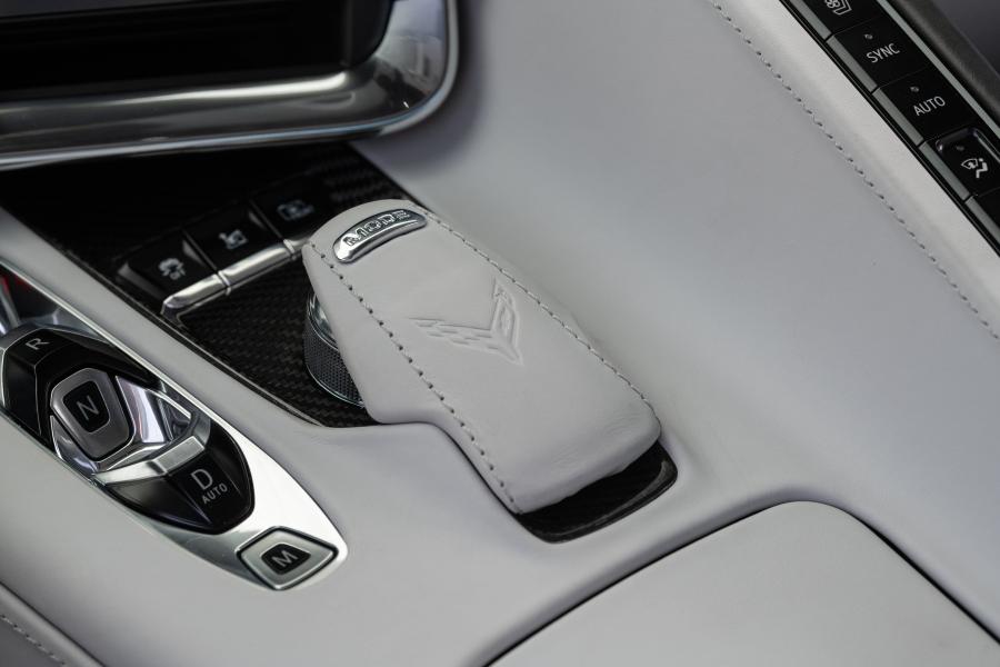 Детали интерьера Chevrolet Corvette Stingray (C8) 2020 года  (NA) (фото 37 из 42)